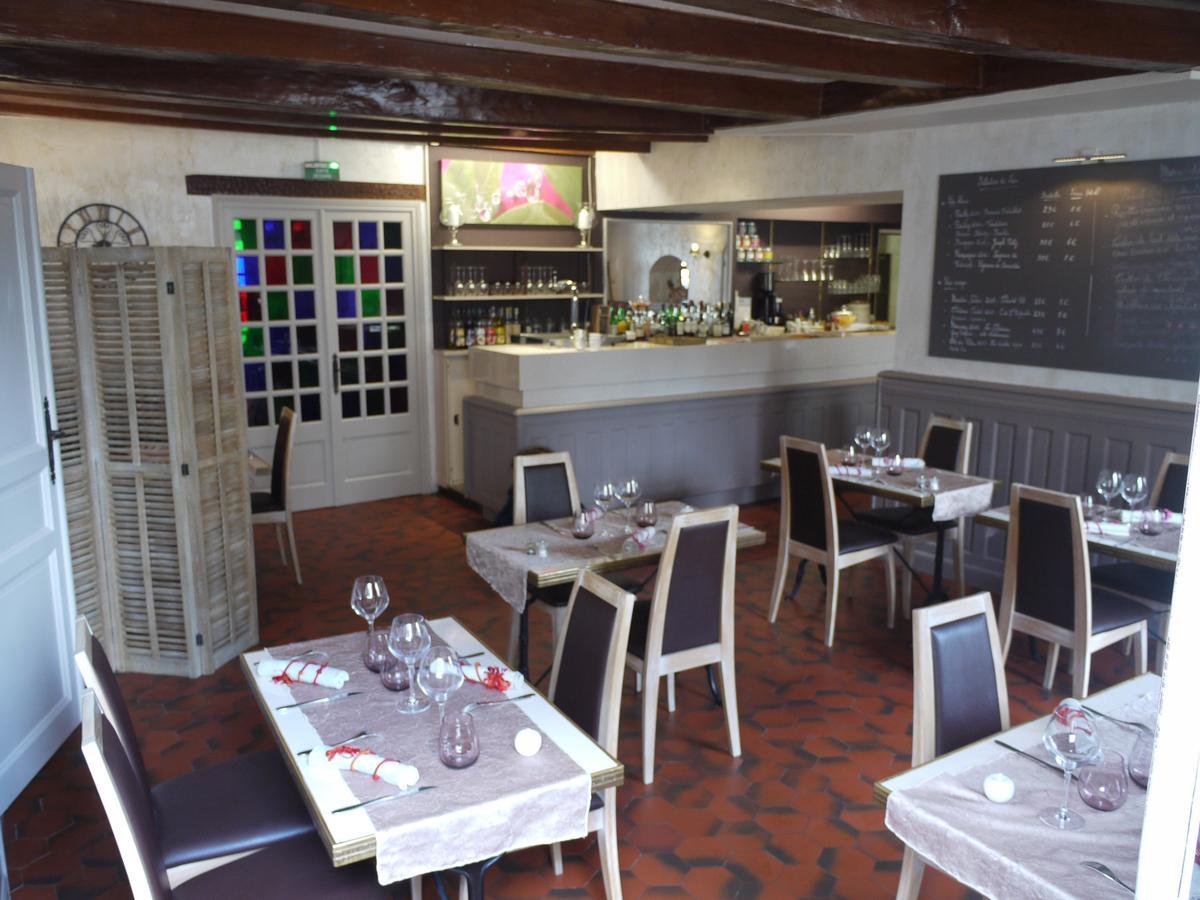 Le Chapeau Rouge Lusignan Exterior foto