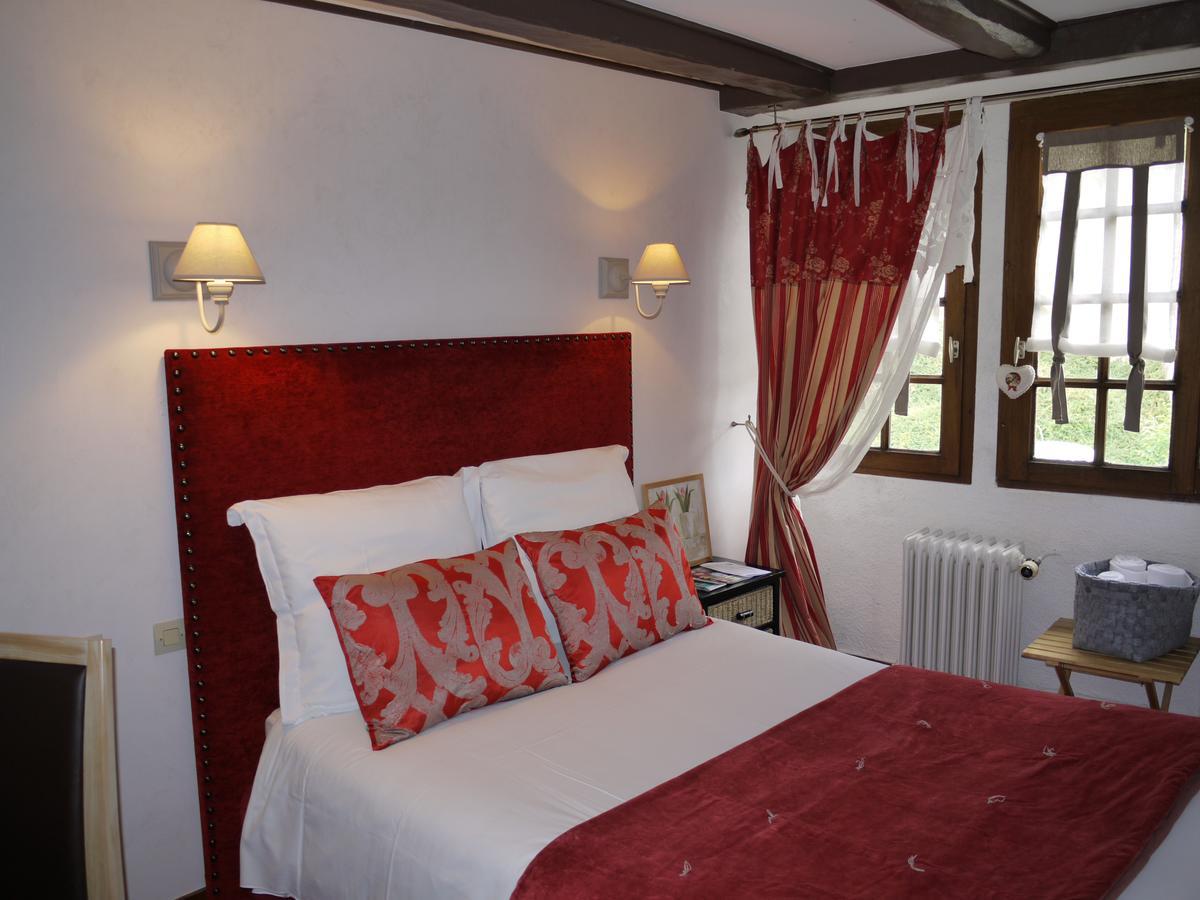 Le Chapeau Rouge Lusignan Exterior foto