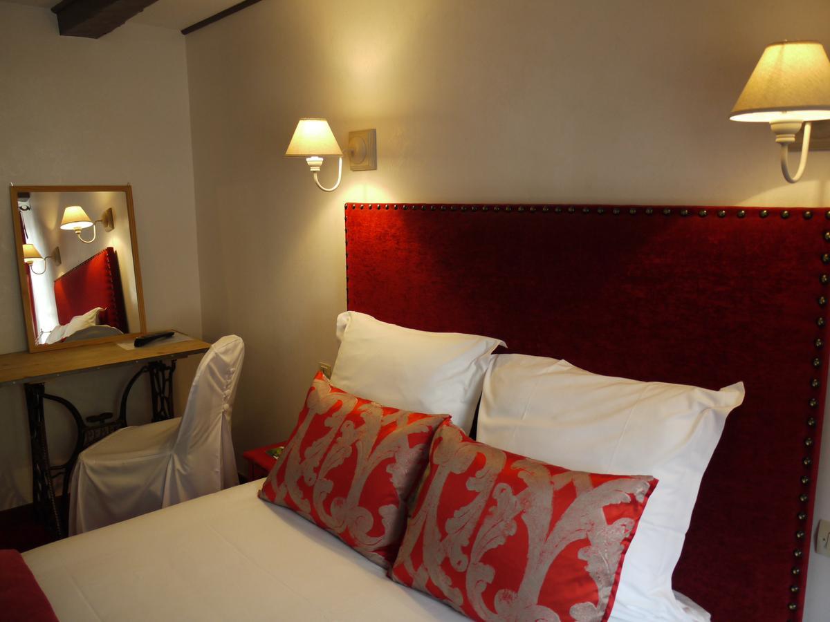 Le Chapeau Rouge Lusignan Exterior foto